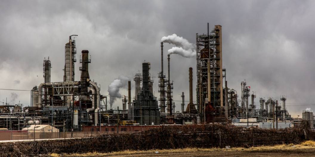 煙を吐き出す化学工場