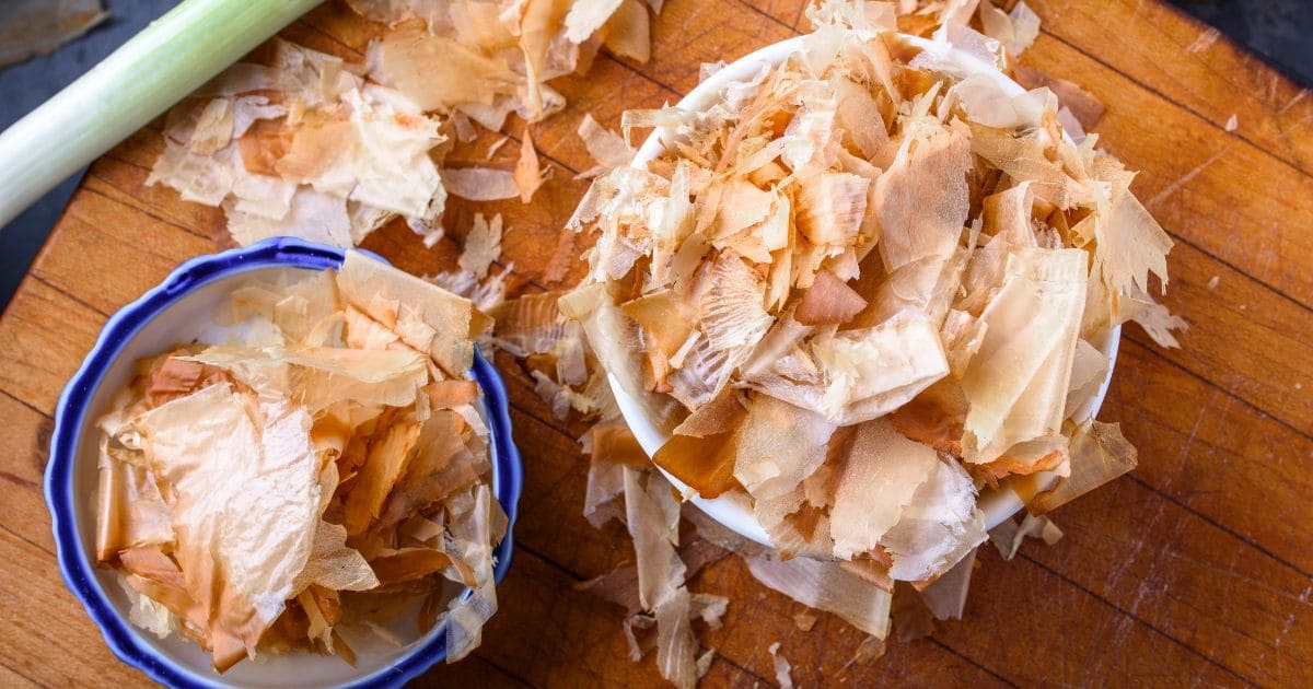 まな板に乗った魚介のふしと食材