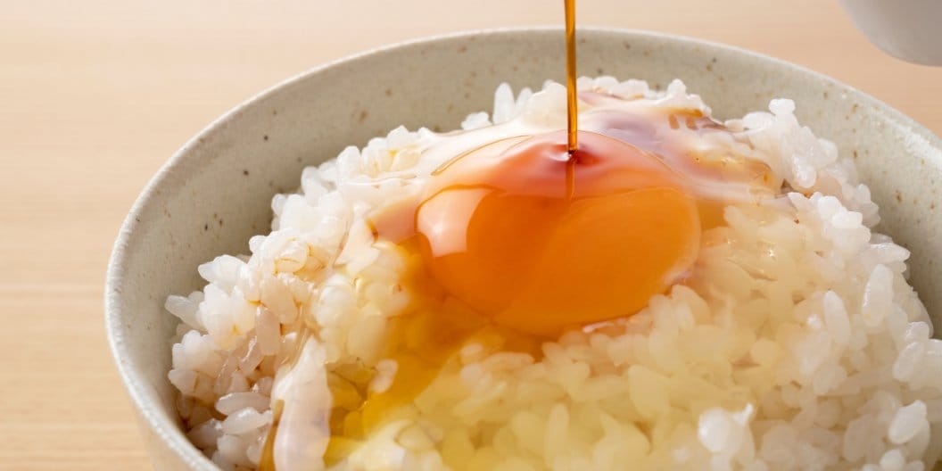 白米に乗った生卵と醤油