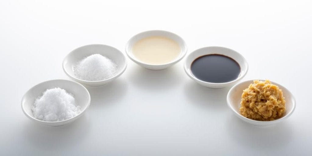 和風の豆皿にはいった無添加調味料