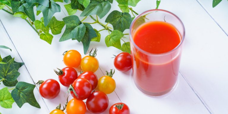 トマトジュースを飲むとなぜ血管年齢が若返るのか