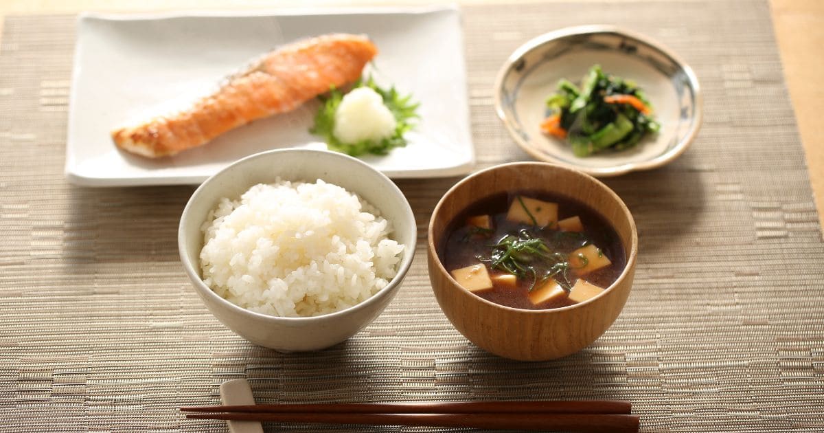 日本の朝食は白米と味噌汁が基本